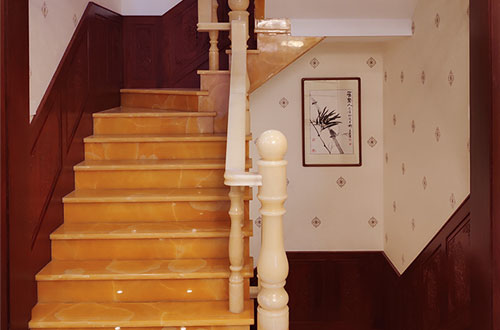 石台中式别墅室内汉白玉石楼梯的定制安装装饰效果